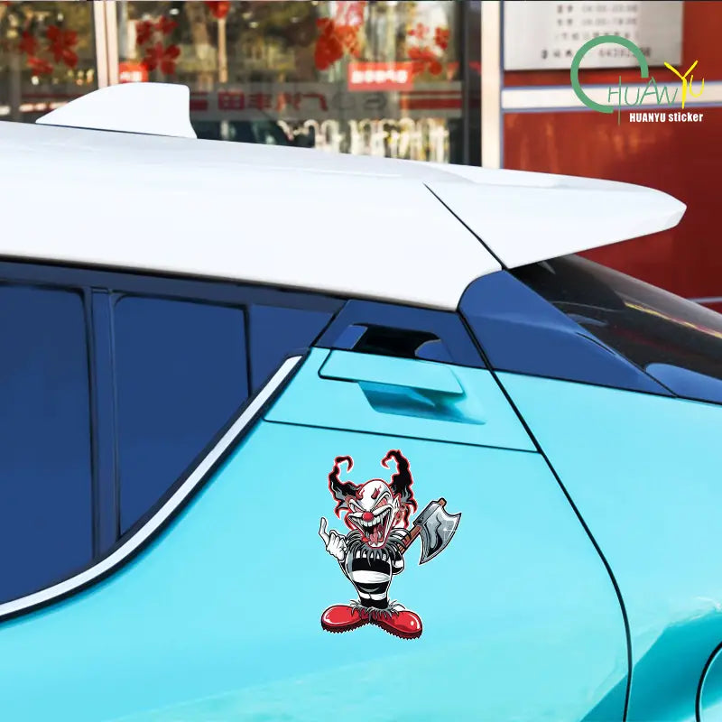 Autocollant de voiture imperméable de clown maléfique présentant un clown de dessin animé au visage rouge et blanc, une tenue rayée noir et blanc, des chaussures rouges et tenant une hache.