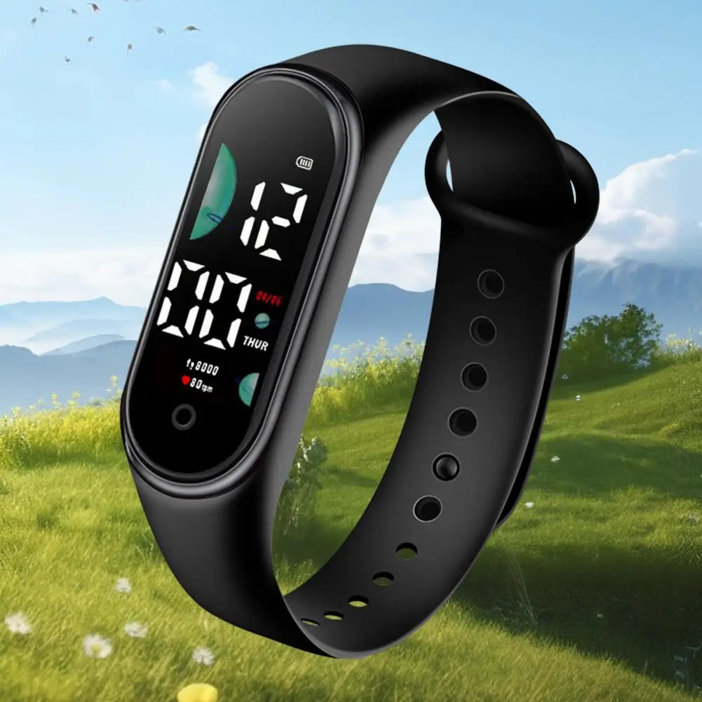 Reloj electrónico negro con pantalla de letra grande y diseño curvo elegante, que muestra la hora, la fecha, los pasos y la frecuencia cardíaca para uso deportivo digital.