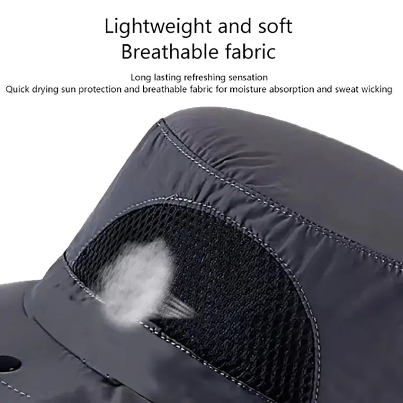 Chapeau de protection solaire gris foncé, à rabat pour la nuque, fabriqué en tissu léger, doux et respirant, avec un panneau en maille pour la ventilation.