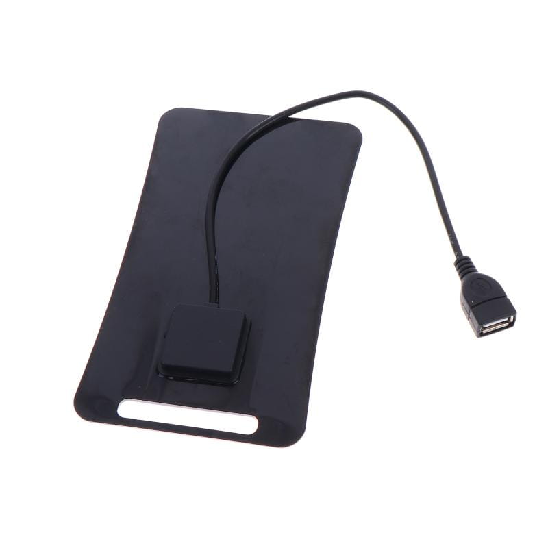 屋外での充電および登山中も接続を維持するための、USBケーブルおよびコネクター付きの黒色の長方形のワイヤレス充電パネル。携帯用ソーラーパネル用。