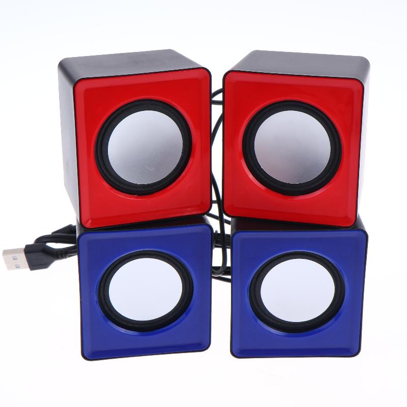 Ensemble de quatre mini haut-parleurs de bureau USB en forme de cube avec audio stéréo sur ordinateur, comprenant deux haut-parleurs rouges et deux haut-parleurs bleus avec des connecteurs circulaires noirs.