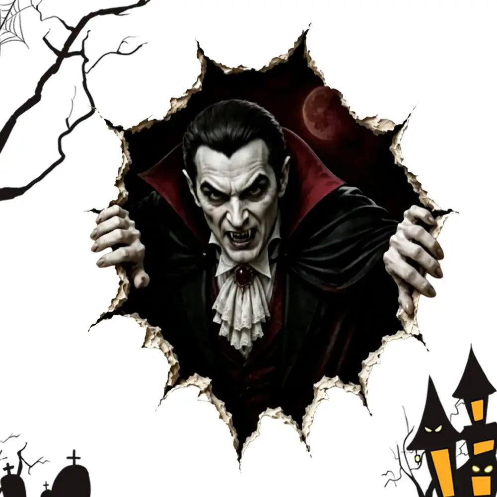 Un vampire menaçant aux cheveux noirs plaqués en arrière, à la peau pâle et aux canines, observe à travers un trou déchiré dans le mur, portant un manteau sombre à doublure rouge sur un col blanc à volants, figurant sur un autocollant mural 3D pour Halloween en papier, une déco murale effrayante destinée à la décoration d’Halloween.