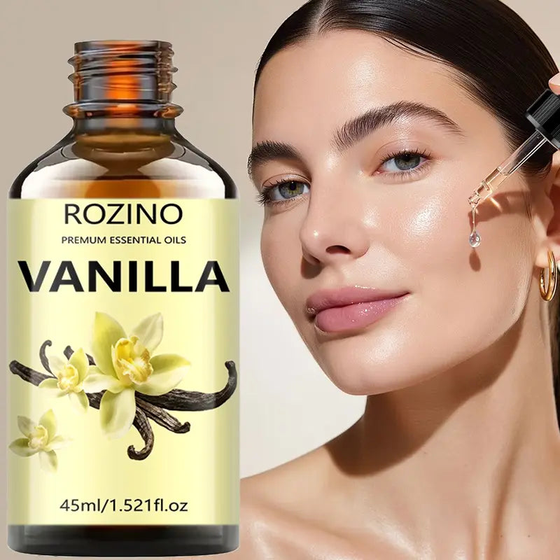 スキンケアおよびマッサージ用の、バニラの花および莢（さや）をあしらったミニマリストなラベルの、Rozinoプレミアム・バニラ精油用の洗練されたアンバーガラス瓶。