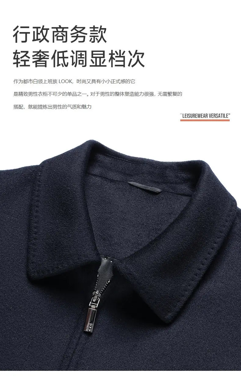 Manteau d’hiver à fermeture éclair pour homme en laine 100 %, présentant un pull polo tricoté bleu marine foncé texturé, avec un col classique et une fermeture éclair à finition argentée.