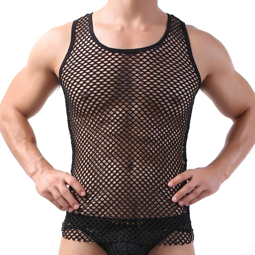 Camiseta interior de malla negra para hombre con tejido tipo rejilla (fishnet) transpirable, escote redondeado y cintura a juego.