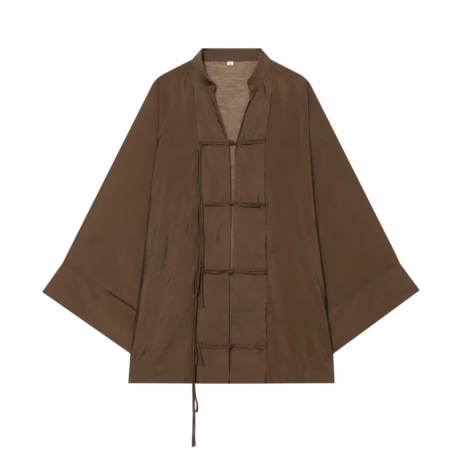 Veste brune au toucher de soie avec fermetures type grenouille chinoises traditionnelles et manches amples, associée à une chemise décontractée : blouse légère jaune à manches longues transparente