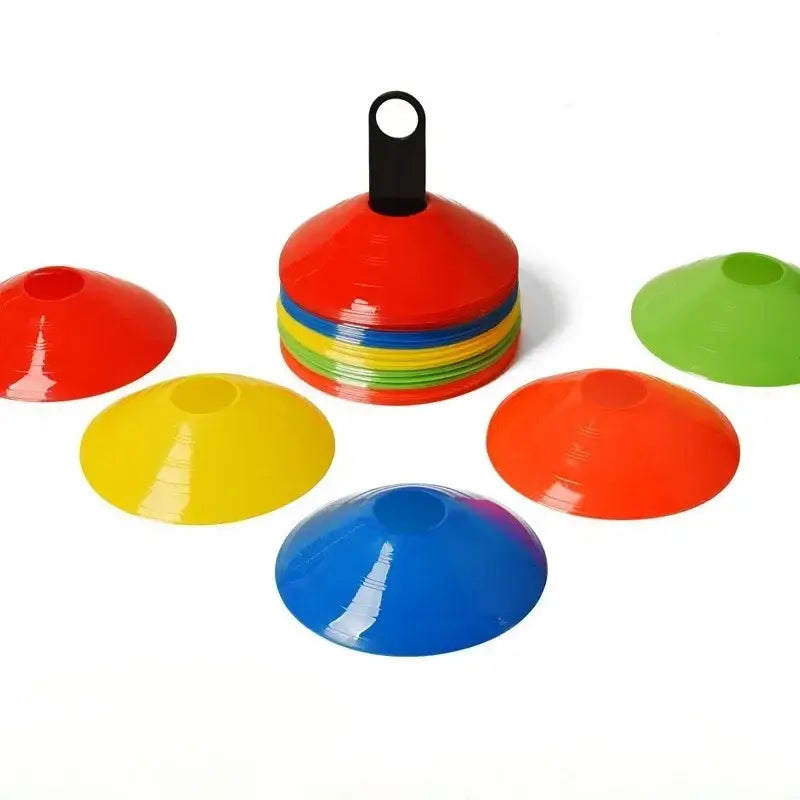 Agility-Fußball-Trainingskegel-Set mit leuchtend farbigen roten, gelben, grünen, blauen und orangefarbenen Kunststoffkegeln mit schwarzem Griff oben.