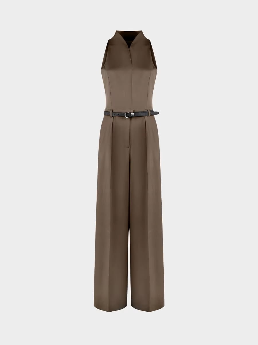 Une combinaison sans manches taupe élégante, à la coupe ajustée, avec un pantalon à jambes larges, rehaussée d’une ceinture noire fine.