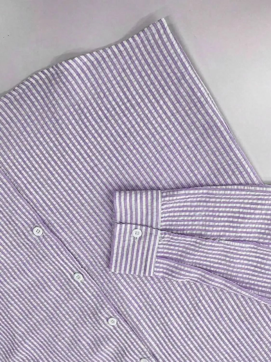 Chemise décontractée boutonnée manches longues à rayures bleues pour homme, en lavande et blanc, avec col et poignets classiques.