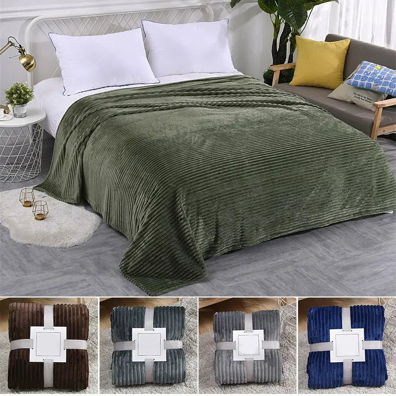 Olivgrüne Fleecedecke 100x150 cm mit plüschiger gerippter Corduroy-Textur und ordentlich gefalteten Kanten, geeignet für Bett oder Sofa.