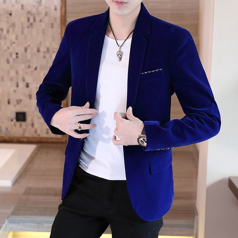 Veste de blazer en velours bleu royal à coupe slim pour homme, avec un détail discret de clous sur la patte de poche et les poignets.