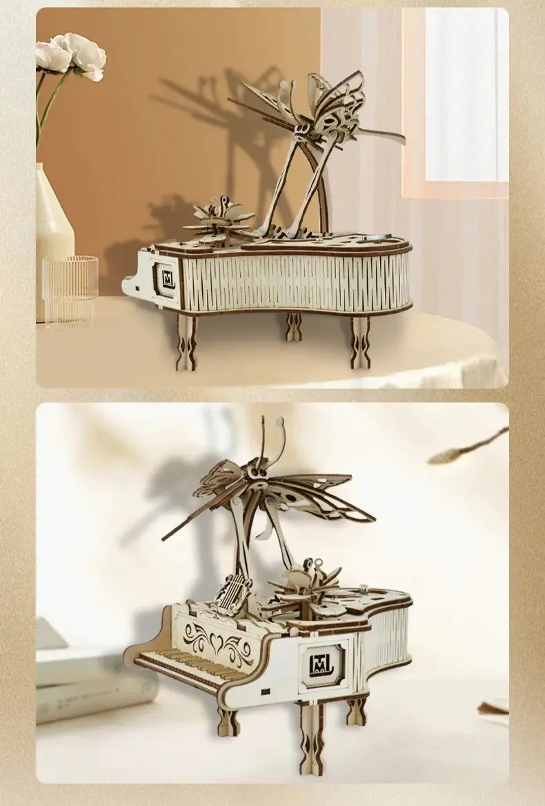 Ein zartes hellfarbenes Holz-Klavier-Musikbox-Modell mit kunstvollen floralen und insektenartigen Designs auf der Deckplatte aus einem 3D-Holz-Puzzle-Bastelset.
