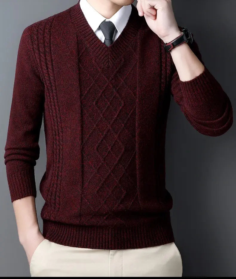 Herren-V-Ausschnitt-Strickpullover in Burgunderrot mit Diamant- und Zopfmuster-Designs, entworfen als lässiger Winterpullover.