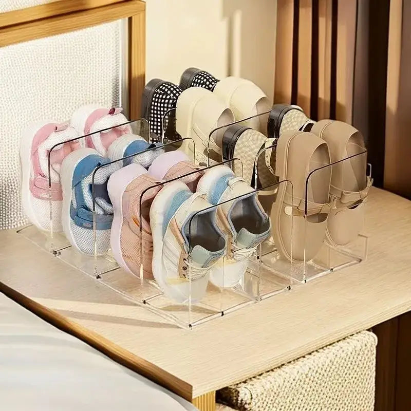 durchsichtiger Acryl-Baby-Schuhaufbewahrungsständer zur Anordnung, der mehrere Paar bunte und gemusterte Schuhe enthält.