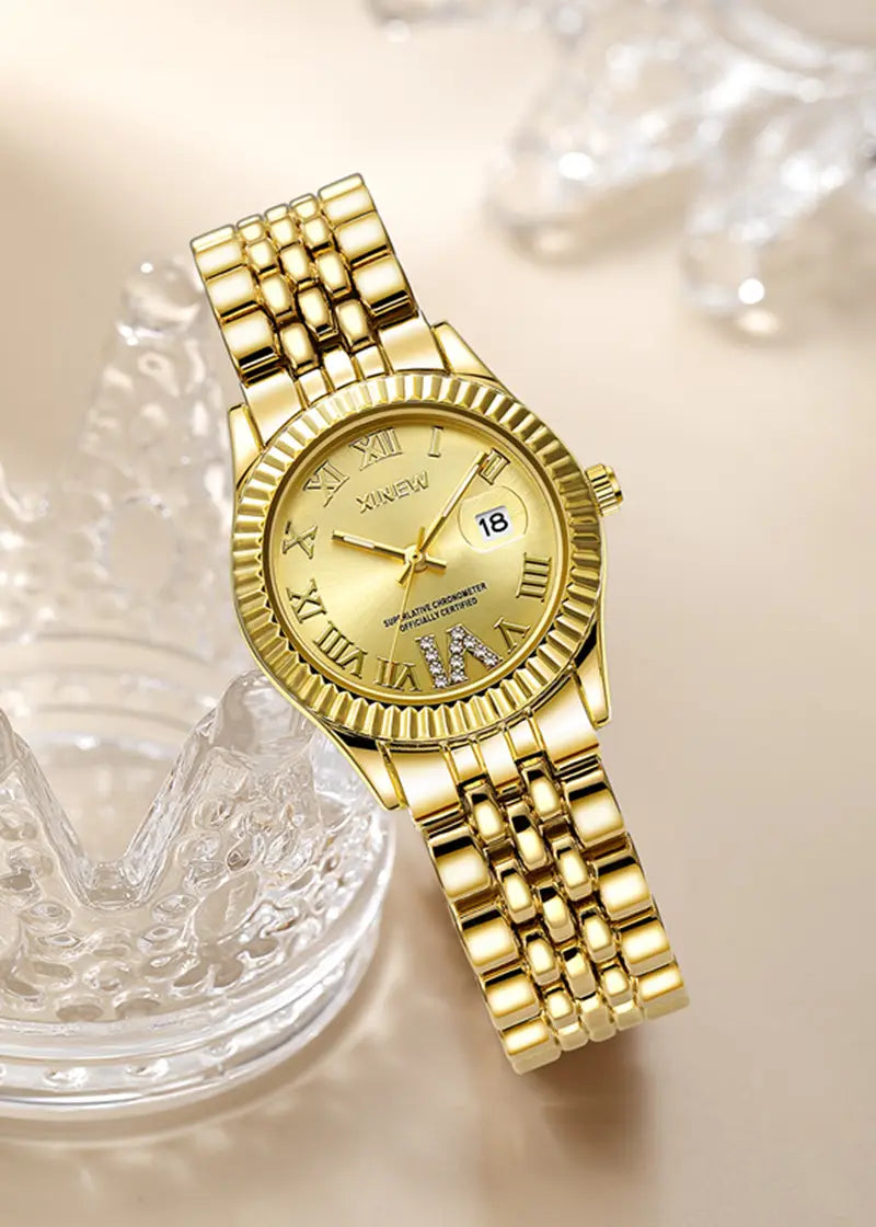金色の緑色の文字盤を備えた、女性用クォーツ腕時計。金色調のステンレススチール製ケース、研磨仕上げのフルーテッドベゼル、ローマ数字の時刻表示を備えています。