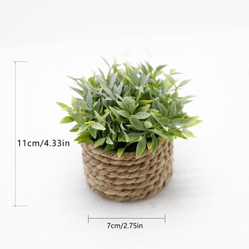Un petit panier tressé beige contenant une luxuriante plante artificielle en pot d’eucalyptus, en forme de brins, mesurant 11 cm.