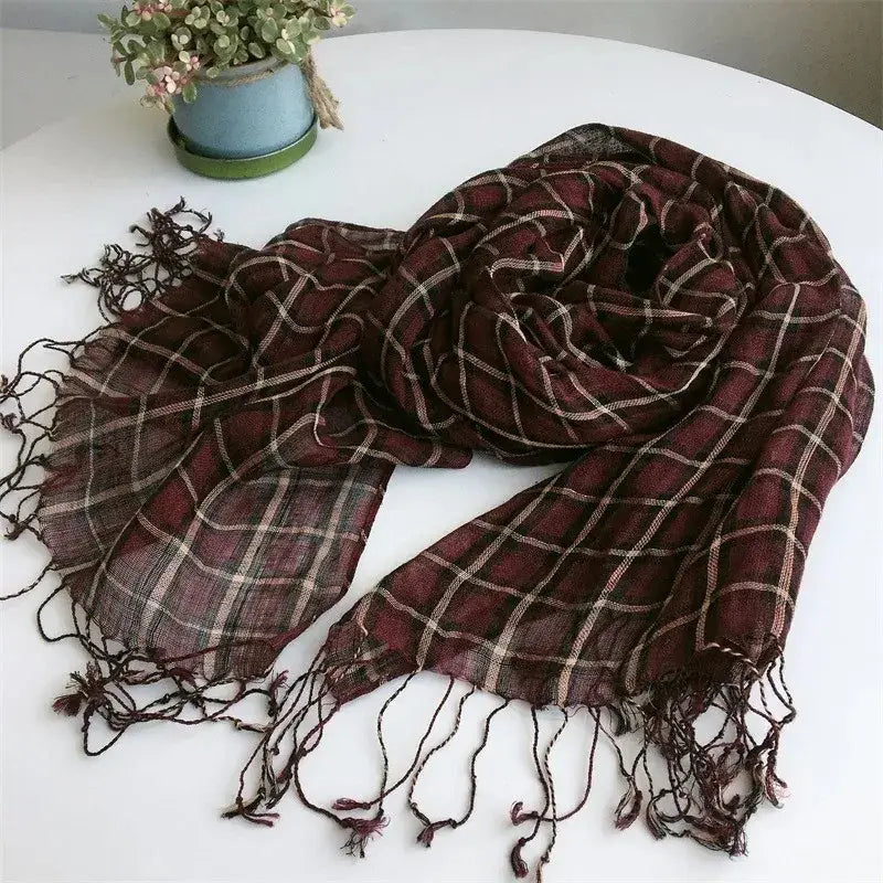 Bufanda para mujer de cuadros, larga, ligera, tejida en punto, tipo chal envolvente, en cuadros burdeos y beige con bordes con flecos, confeccionada con tejido ligero de calado.