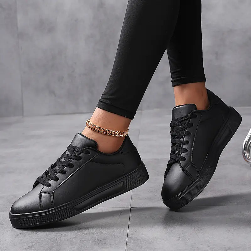 schwarze Ledersneaker im Freizeitstil mit schwarzen Schnürsenkeln und einer robusten Sohle, konzipiert als leichte Sportschuhe