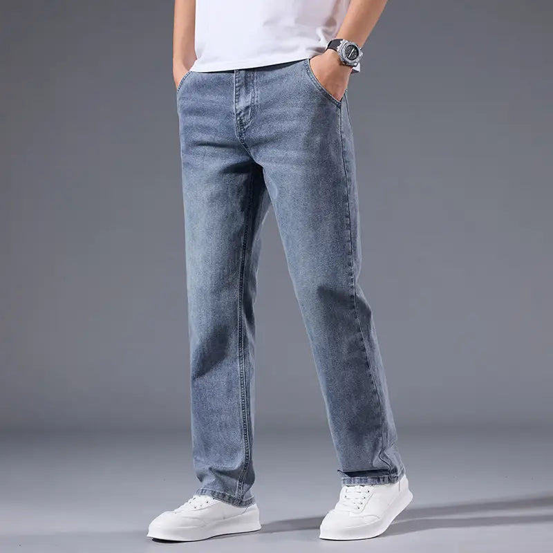 Jeans rétro délavés coupe droite ample pour hommes en denim clair, avec une coupe droite et des surpiqûres classiques.