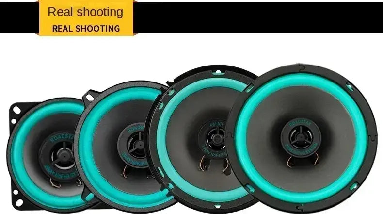 Set aus vier schwarzen Roadstar-Koaxialautolautsprechern mit kräftigen türkisfarbenen Ringen, ausgelegt für die Verwendung in Universal Audio Stereo.