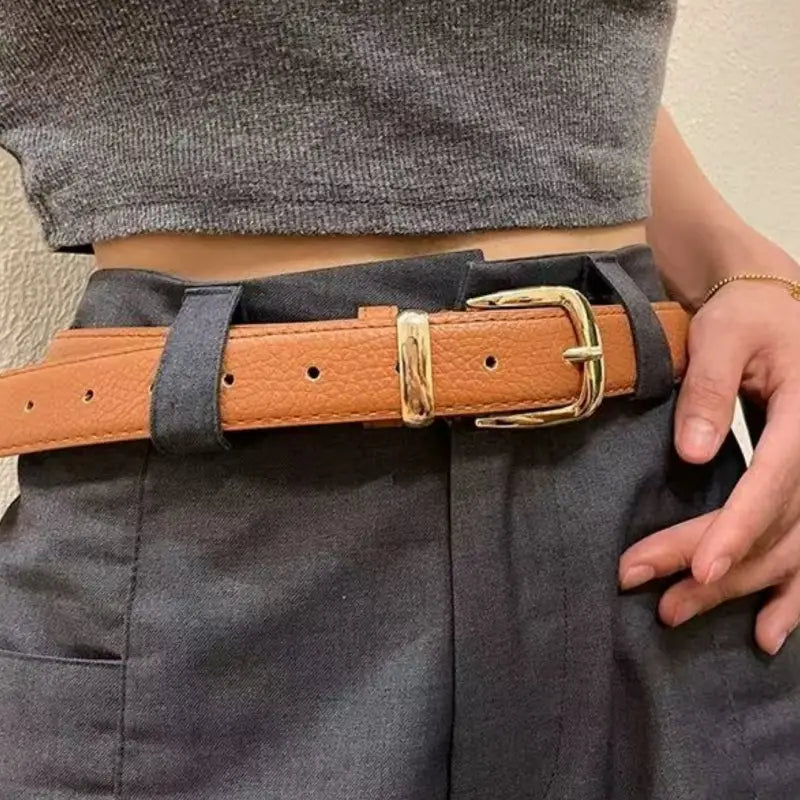 Ceinture en cuir pour femme avec boucle à tons dorés, sangle en cuir beige et accents en tissu gris foncé, conçue comme accessoire décontracté pour jeans en PU.