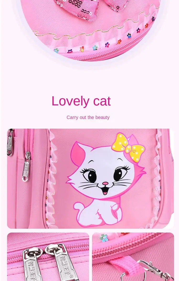 Rosa Katzen-Schulrucksack-Set für Mädchen mit einem rosa Kinderrucksack mit einem süßen weißen Kätzchen mit gelber Schleife, Pailletten und floralen Verzierungen.