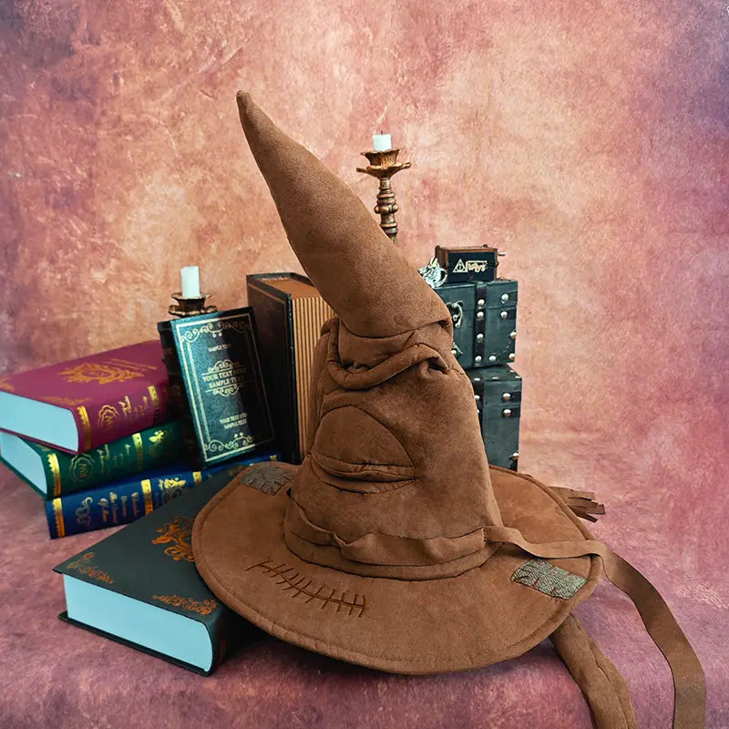 Sombrero de bruja de ante marrón para disfraces de Halloween con detalles cosidos y una correa de tela, mostrado desde el lado posterior.