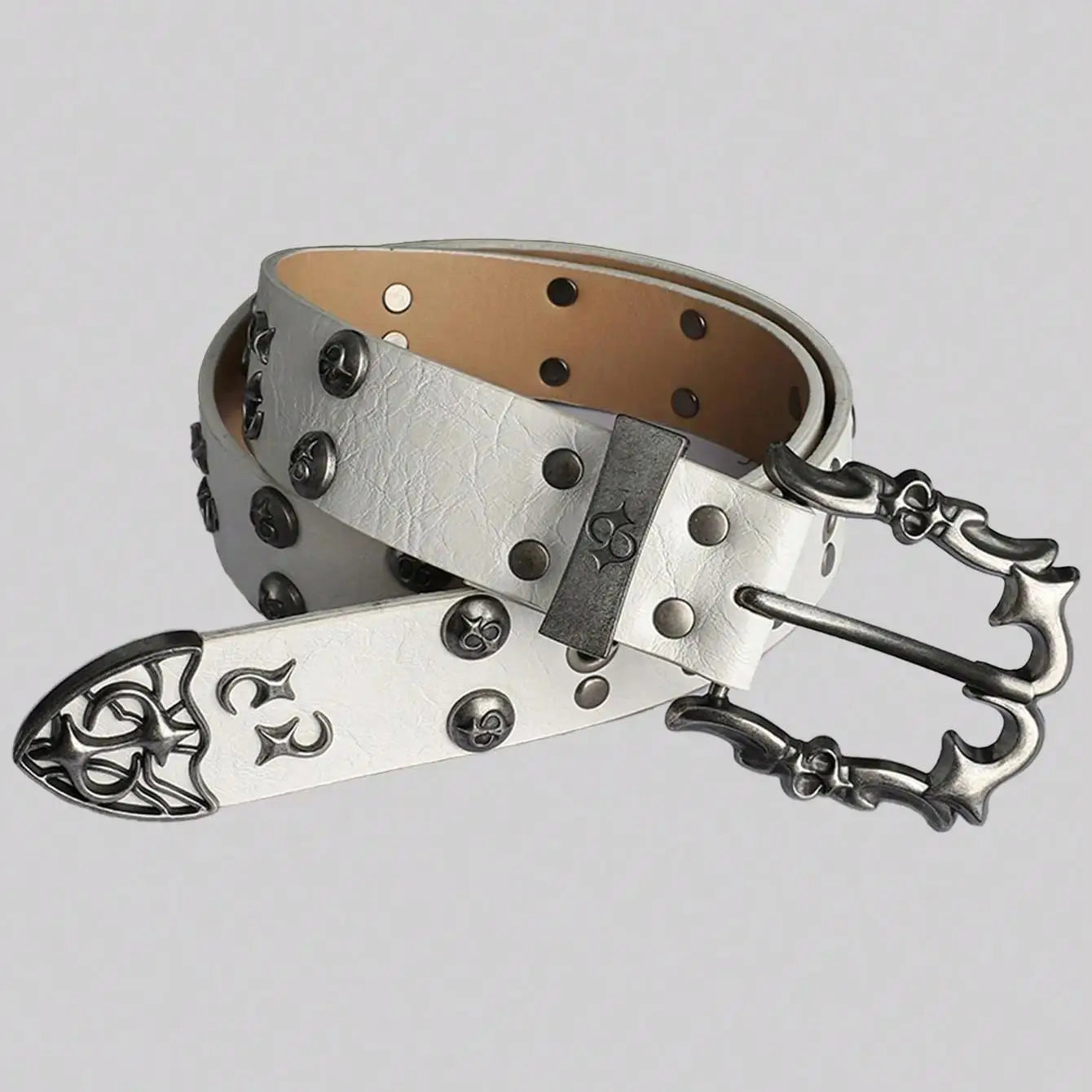 Ceinture en cuir blanc style punk rock, avec rivets métalliques à l’aspect argenté et boucle gothique ornée dans un style bohème rétro Y2K, design unisexe.