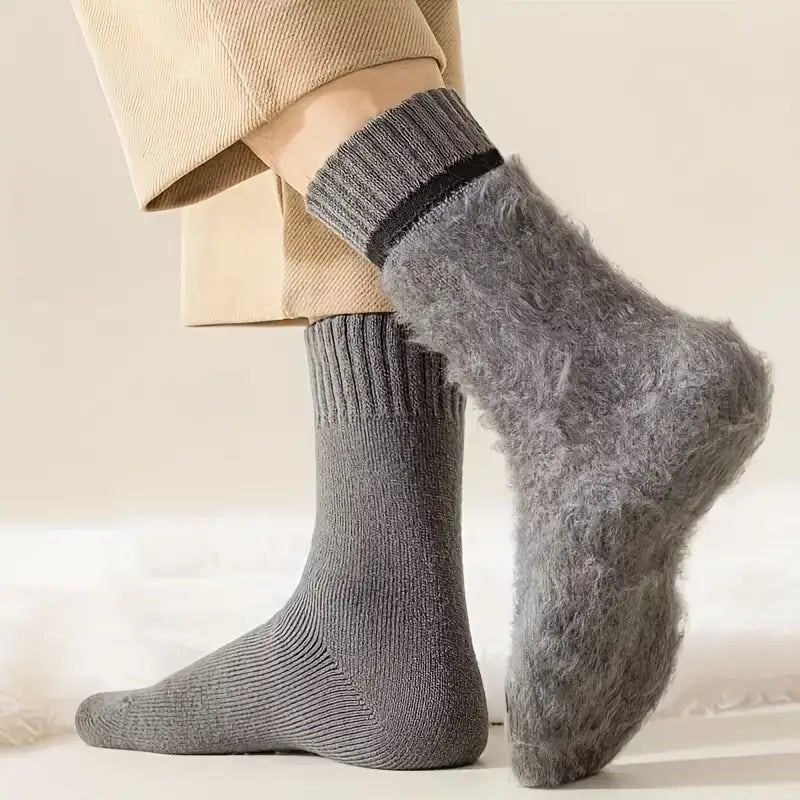 Chaussettes d’hiver d’homme épaisses en tissu doux et duveteux, gris, avec revers côtelé et bordure noire, dans une couleur aléatoire conçue pour assurer chaleur et confort.