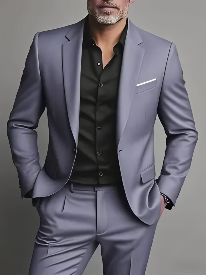 Ein eleganter Herren schwarzer Slim-Fit-Anzug aus grauem Stoff mit einreihiger Verschlussart sowie passender Weste und Hose.