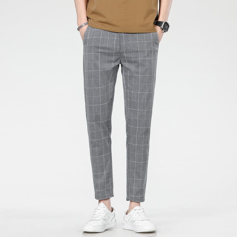 Pantalon de costume d’affaires pour homme en soie glacée en tissu chino à carreaux gris, coupe ajustée et jambes fuselées, pour un usage décontracté et formel.