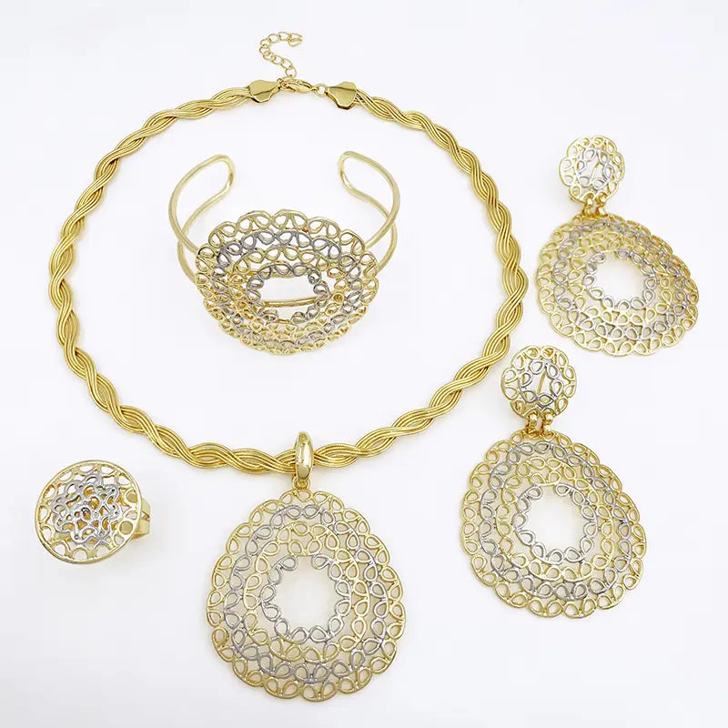 Ensemble de bijoux en filigrane bicolore doré pour femmes, avec des motifs complexes de type dentelle en or et en argent sur le collier, le bracelet, les boucles d’oreilles et la bague.