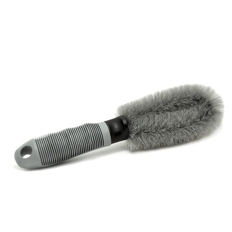 Brosse de nettoyage pour roues de voiture en microfibre à soies grises, avec une poignée texturée, conçue pour un nettoyage efficace des roues.