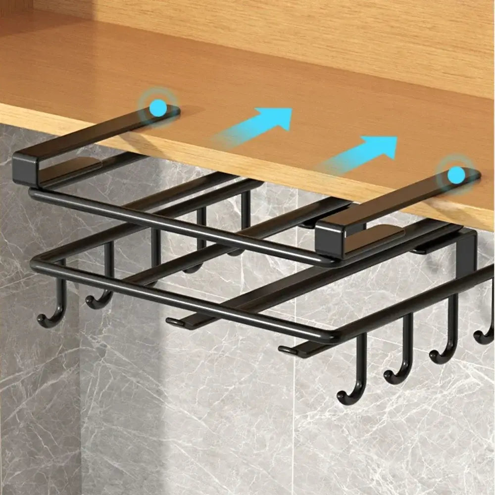 Étagère de cuisine murale suspendue en métal noir, avec supports réglables et plusieurs crochets pour organiser les porte-couvercles et les planches à découper.