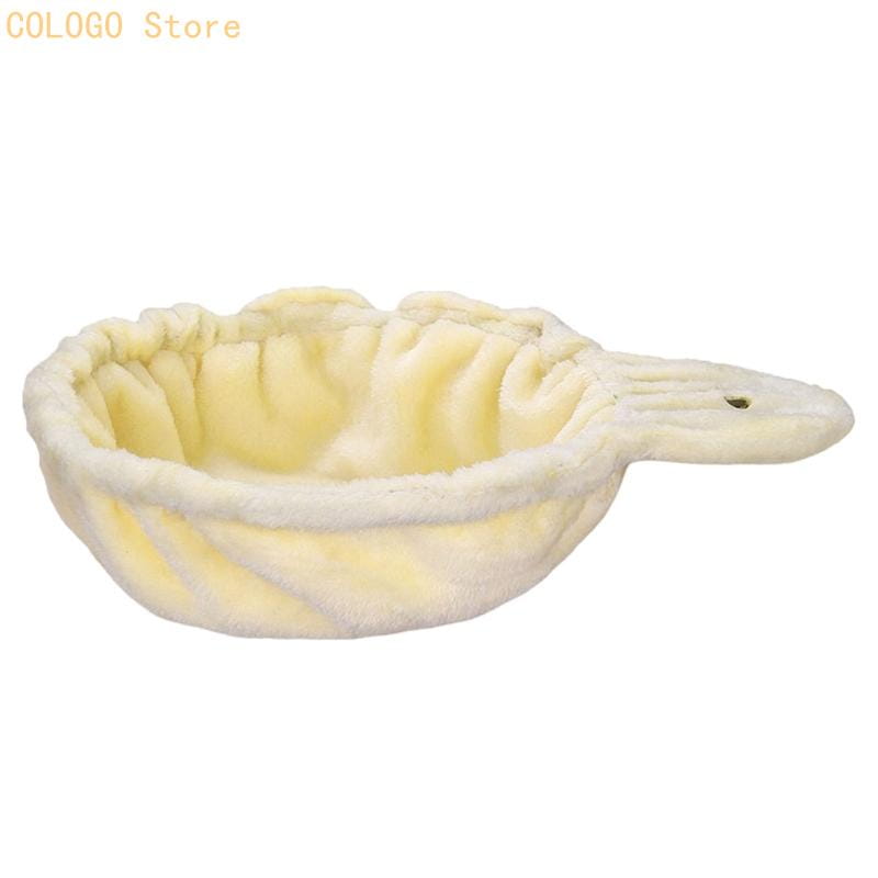 hamaca de felpa amarilla pálida suave para reemplazo de árbol para gatos, cama para mascotas con forma de hoja, con un interior acanalado texturizado y asa incorporada, diseñada como una zona de descanso cómoda.