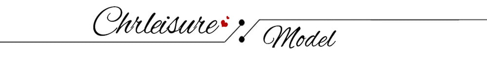 Leggings d’hiver à taille haute doublés de polaire thermique présentant le logo du modèle chrleisure dans une élégante écriture cursive noire, avec deux petits cœurs rouges au-dessus du « e » et une ligne de séparation stylisée.