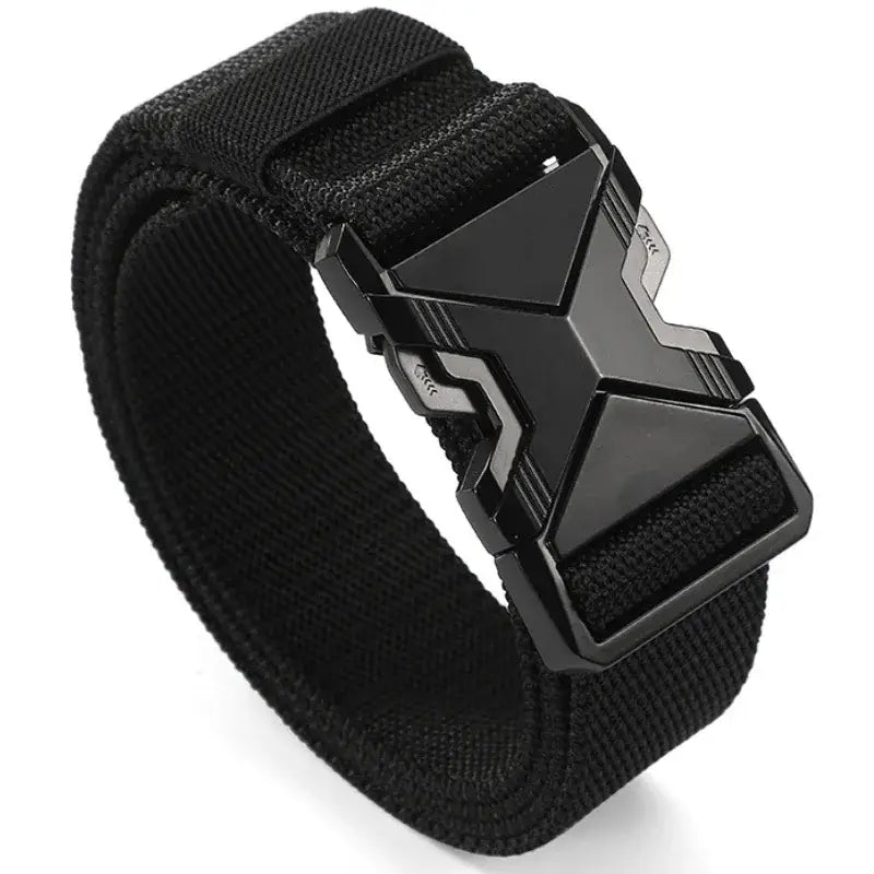 Ceinture tactique en nylon noire pour hommes, avec sangle respirante et boucle en métal à finition mate à forme géométrique, présentant des arêtes anguleuses et des accents argentés subtils.