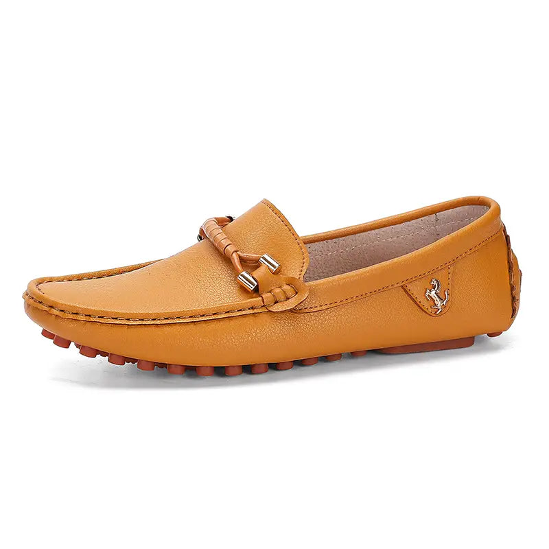 Les chaussures à enfiler habillées en cuir pour hommes en beige avec une bride tressée et un emblème équestre argenté se portent sans effort avec des chaussures décontractées.