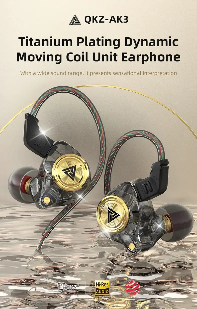 Casque d’écoute intra-auriculaire filaire Qkz AK3 doté de transducteurs dynamiques à bobine mobile plaqués titane, d’un boîtier transparent et d’accents dorés.