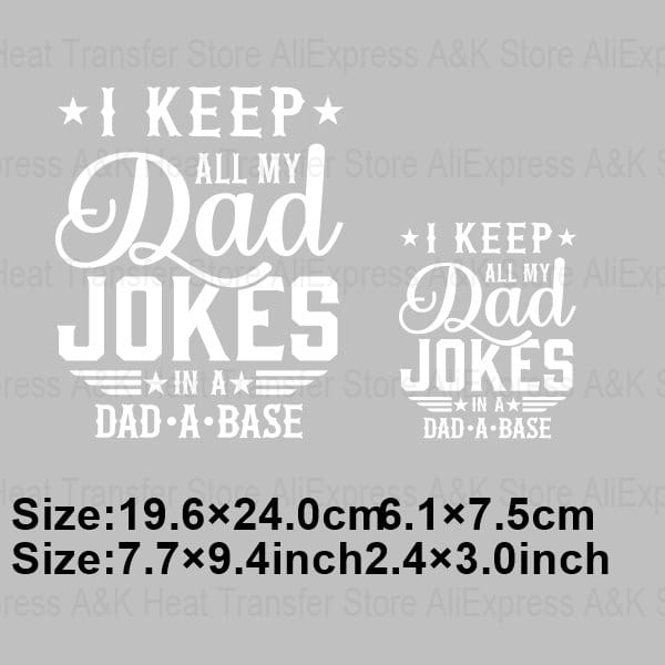白色のヒートトランスファーアイロン貼りパッチ。『i keep all my dad jokes in a dad-a-base』というフレーズを装飾的な筆記体で表現し、星とラインで囲ったデザイン。衣類の装飾用に設計されています。