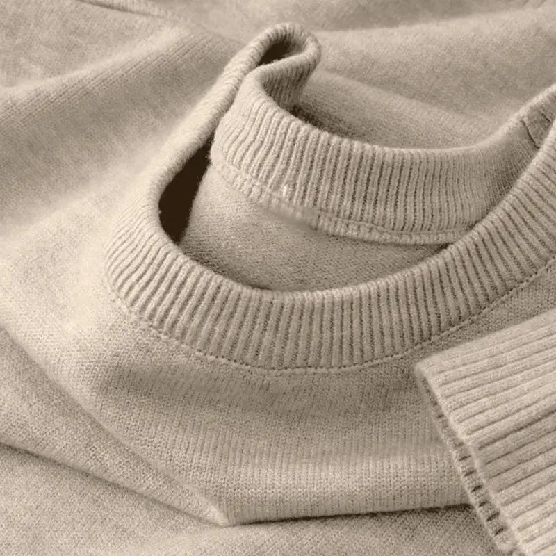 Klassischer Herren-Strickpullover mit Rundhalsausschnitt aus weichem, hellbeigem Rippstrick mit gemütlichem Rundhalsausschnitt und sauber verarbeiteten Bündchen.
