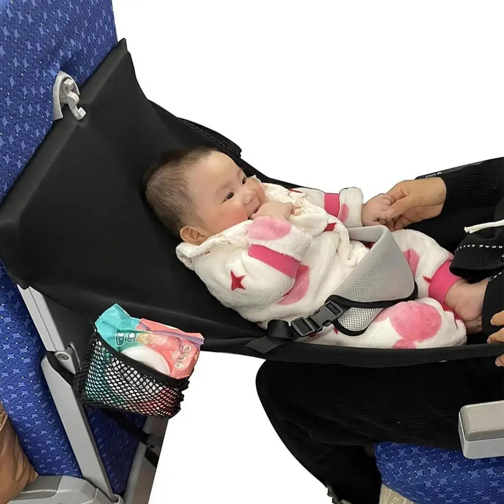 schwarzes tragbares Flugzeugbett für Kinder und Kleinkinder mit Sitz-Babyschale, mit einer dargestellten Netztasche an der Seite vom rückwärtigen Bereich aus.