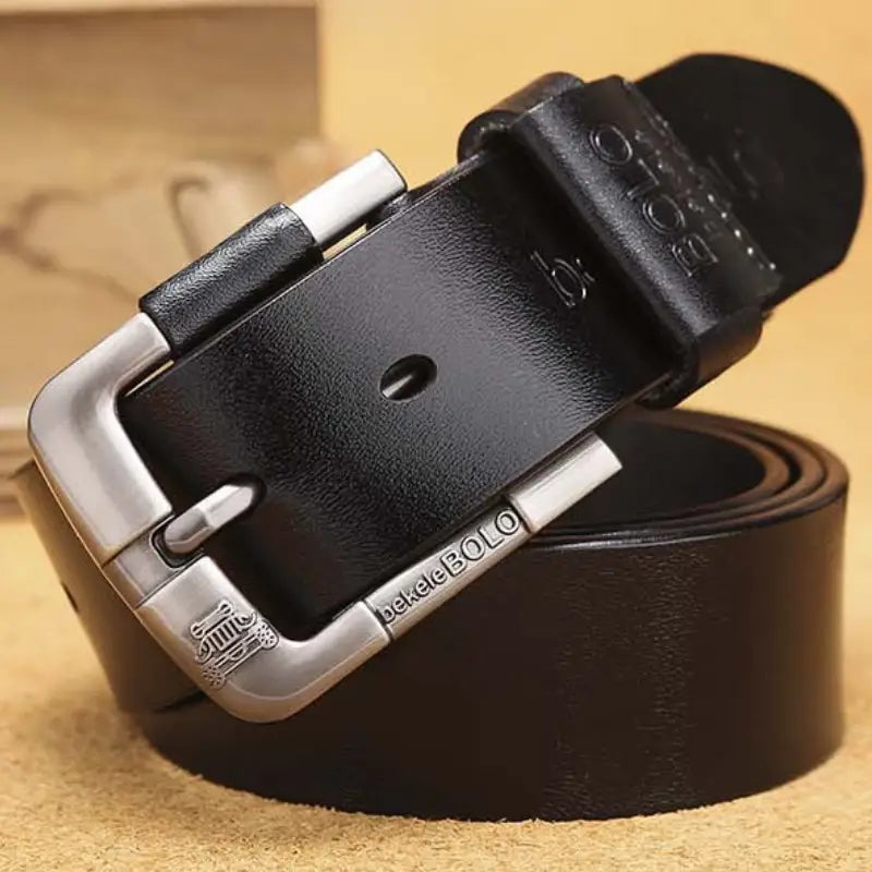 Cinturón de hombre de cuero negro con hebilla de aleación de plata que presenta el nombre de la marca bakelebolo y su logotipo.