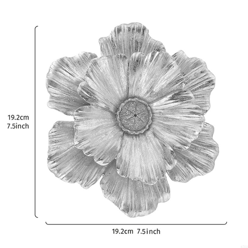 Décoration murale en fleur métallique argent, comprenant une sculpture d’accent floral en résine 3D à plusieurs couches et un relief de pétales texturées, avec un centre ornemental.