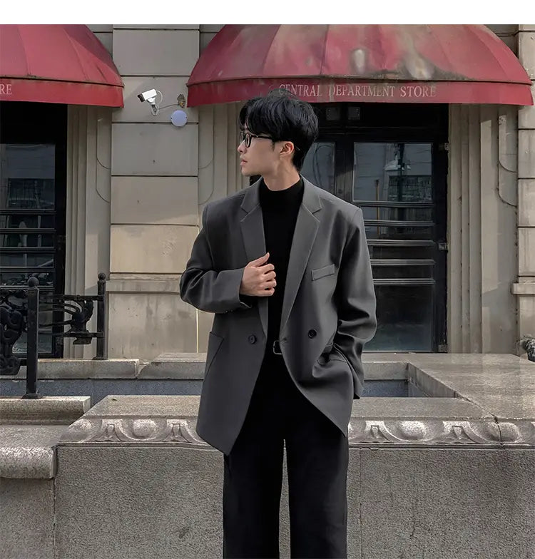 Una blazer de doble botonadura entallada gris para hombre, casual, de poliéster, con ajuste estructurado y diseño de chaqueta de traje.