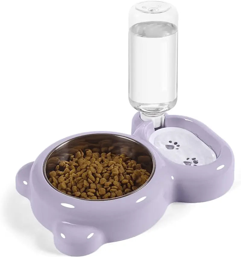 Comedero para mascotas con forma de oso color morado, con botella de agua transparente en la parte superior y diseño de huellas en el juego de comedero y bebedero para mascotas rosa.
