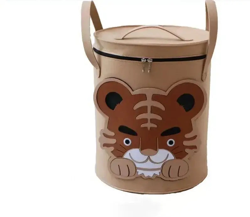 beiger zylindrischer Aufbewahrungskorb für Spielzeugtiere mit Deckel mit einem Cartoon-Tigerkopf-Design und zwei Griffen.