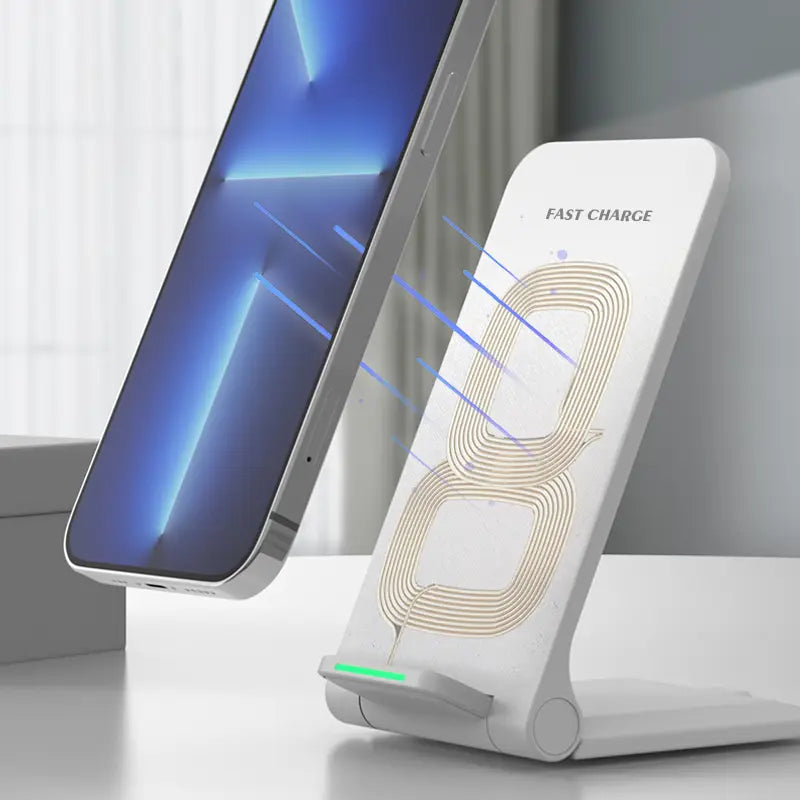 金色のコイルデザインを施したホワイトのワイヤレス充電スタンドで、「ファストチャージ」表記と、30Wの高速ワイヤレス充電およびType C充電に対応する機能を備えています。
