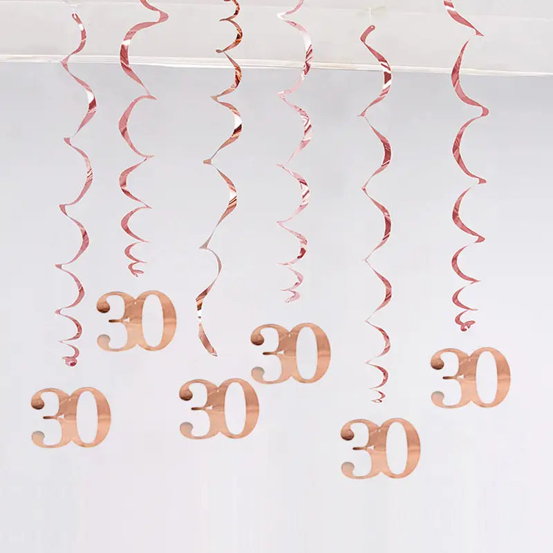 Guirlandes spirales métalliques doré rosé avec des découpes assorties du numéro 30 suspendues au plafond pour des décorations en tourbillon d’anniversaire doré rosé, âges variés.