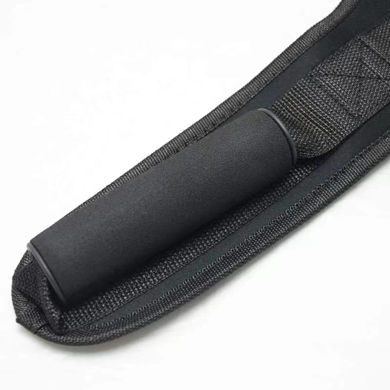 schwarze Köcherhülle für ein taktisches Messer mit Schaumstoffgriff und strukturiertem Nylonriemen, von der Rückseite dargestellt, als Teil eines Bauchmuskel-Crunch-Riemen-Gym-Anbau